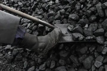 Aby hutě dostaly zmrzlé uhlí z vagonů, rozehřívají je v obřích tunelech