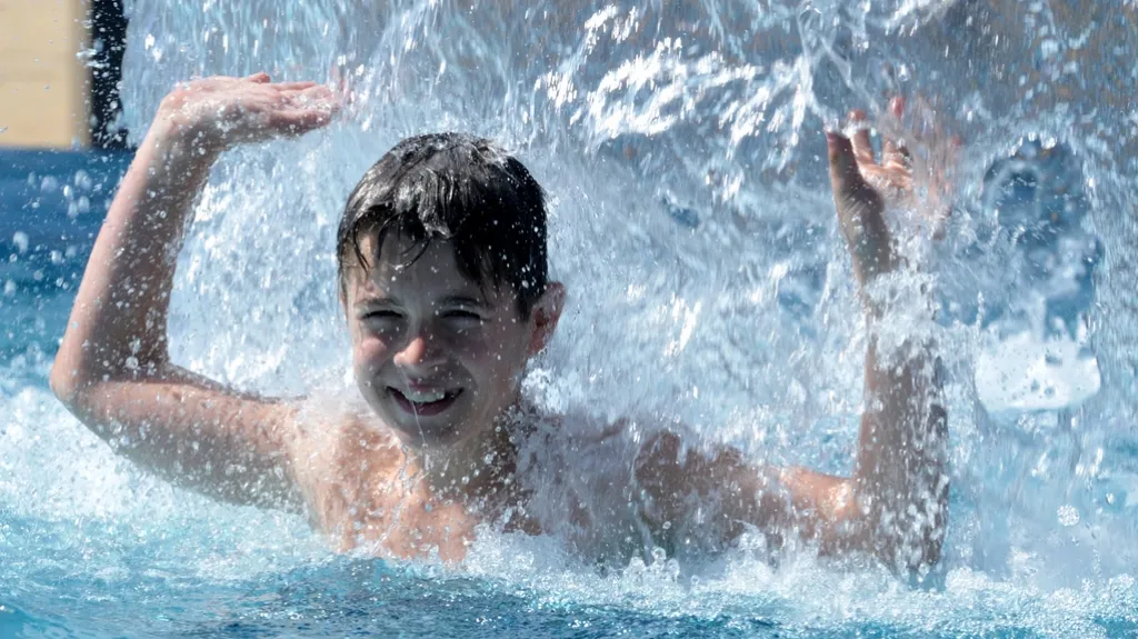 Některá koupaliště dnes přivítala první návštěvníky