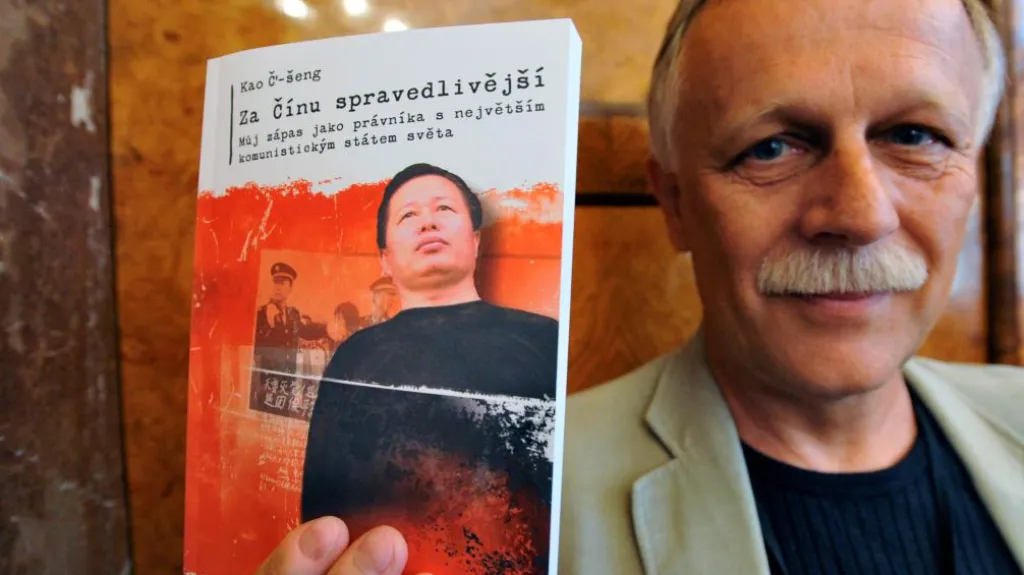 Jiří Dědeček s knihou čínského disidenta