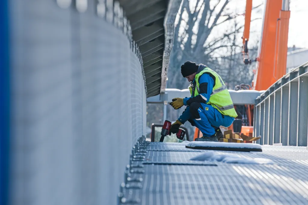 Stavbaři v Brně instalovali novou lávku přes řeku Svitavu
