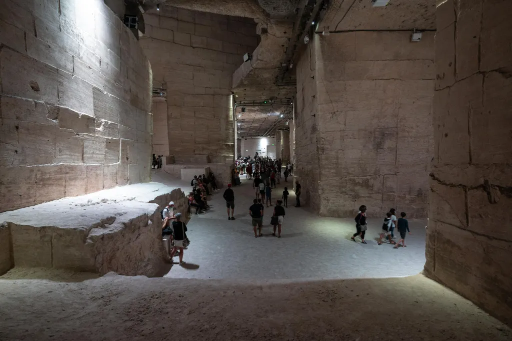 Výstava digitalizovaných děl Paula Cézanna a Vasilije Kandinského v bývalém vápencovém dolu ve vesnici Les Baux-de-Provence na jihu Francie