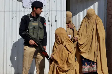 Pumové útoky a mrtví. Volby v Pákistánu provázejí násilnosti