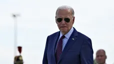 Americký prezident Joe Biden při příletu na pařížské letiště Orly