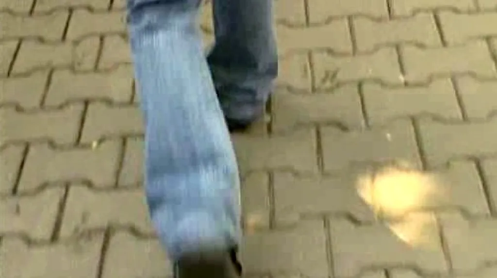 Dívka na chodníku