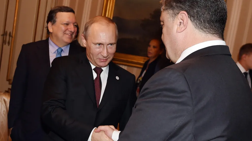 Putin s Porošenkem na summitu v Milánu