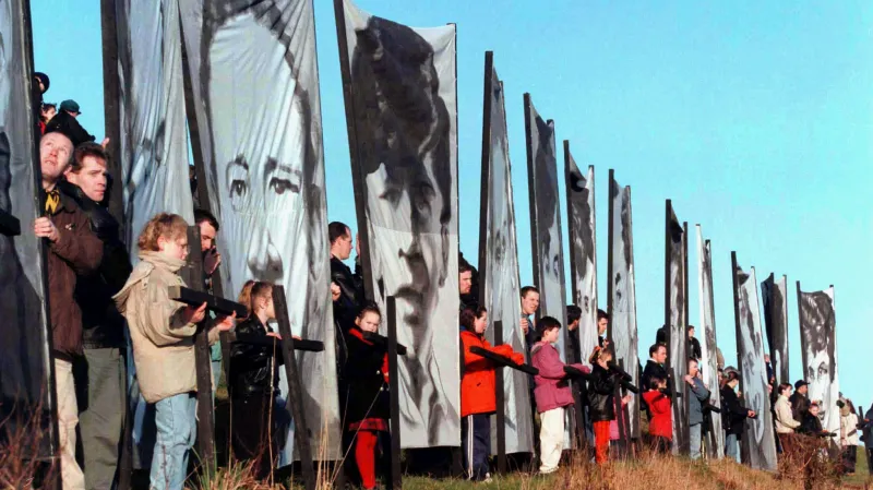 Příbuzní obětí při jednom z ceremoniálů