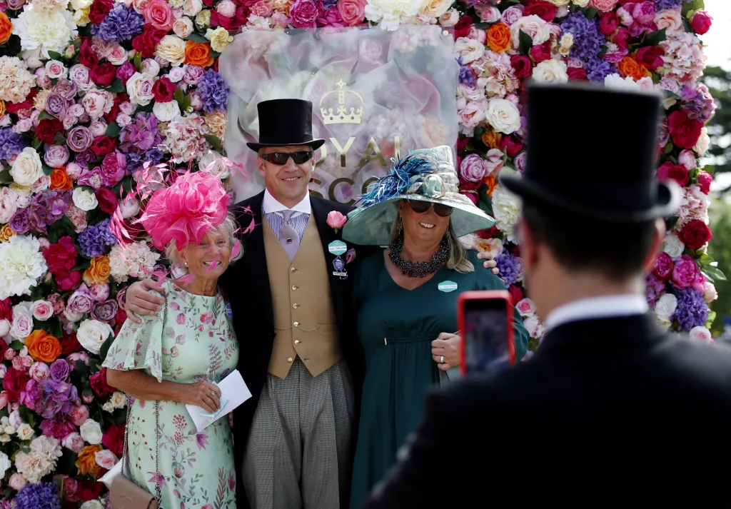 Během zahajovacího dne koňských dostihů Royal Ascot dorazila tradičně i královská rodina
