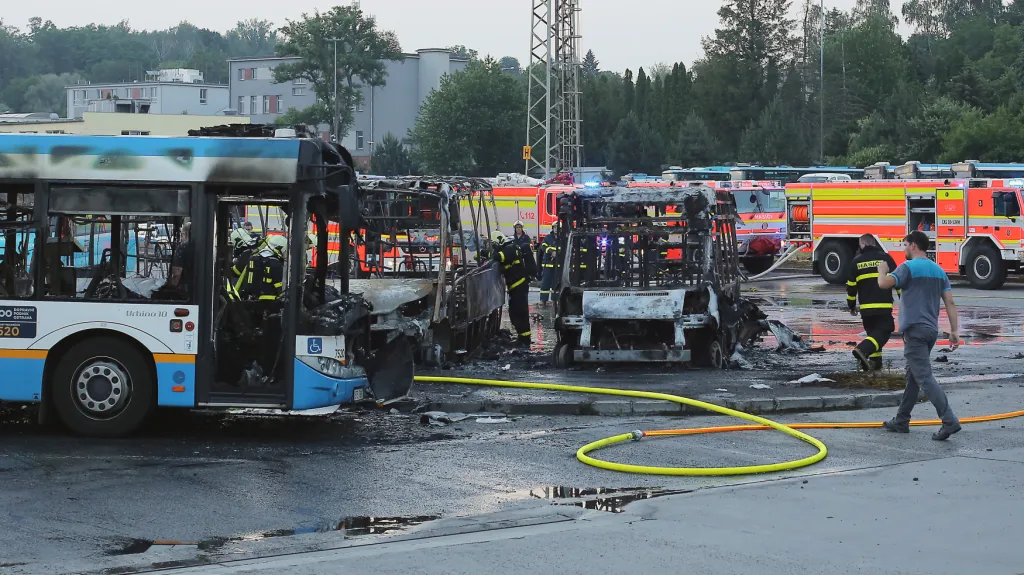 Požár poškodil dvanáct zaparkovaných autobusů