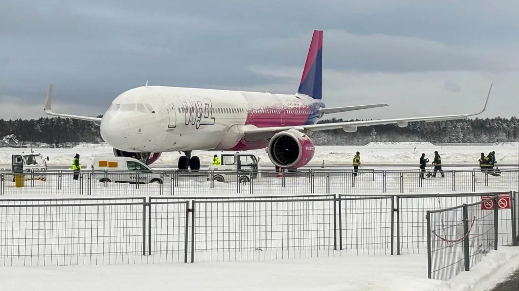 Sněhem pokryté letadlo stojící na odbavovací ploše letiště Modlin poblíž Varšavy, 31. prosince 2025