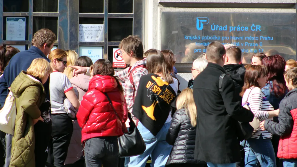 Fronta ukrajinských uprchlíků před Úřadem práce v Praze