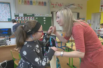 Komunikuje hlavně dotykem. Hluchoslepá dívka zvládá výuku ve škole i sport