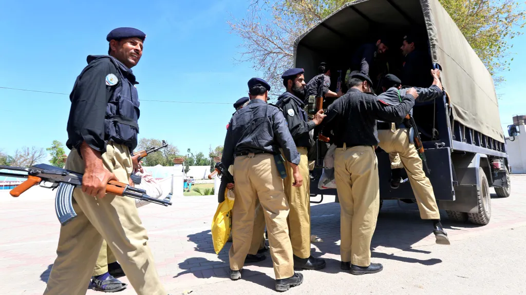 Pákistánské bezpečnostní síly odjíždějí před volbami do Péšávaru