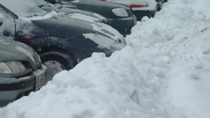 Sníh zasypal chodníky a auta