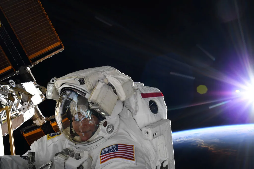 Astronautka Anne McClainová během vesmírné procházky na Mezinárodní vesmírné stanici