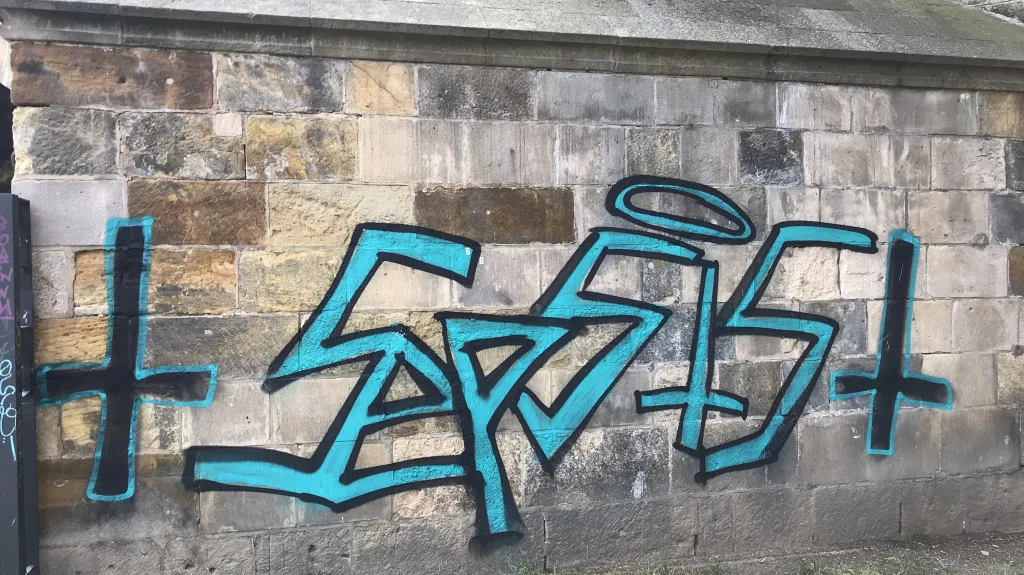 Události: Graffiti z Karlova mostu odstranil muž, který se jejich čištěním několik let živí