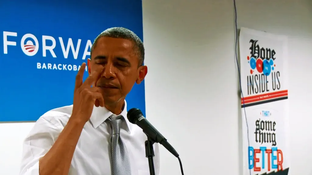 Barack Obama se slzami v očích děkuje svému volebnímu štábu