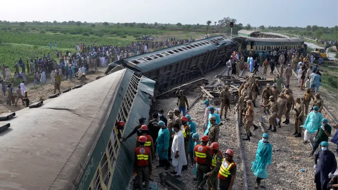 Následky vykolejení vlaku v Pákistánu