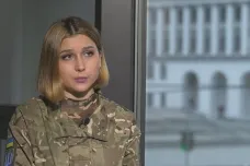 Místo mikrofonu do armády. Ukrajinská moderátorka narukovala po smrti snoubence na frontě