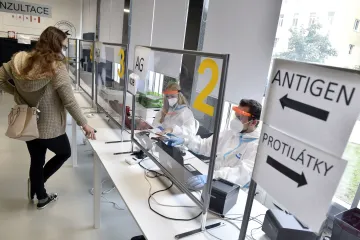 Počet nových případů covidu klesl po třech dnech pod pět set, za pátek jich je 442