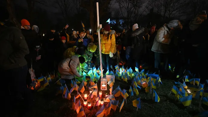 Pochod kolem ruské ambasády s kladením ukrajinských vlajek
