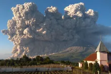 Obrazem: Indonéská sopka Sinabung chrlí k nebi horký popel