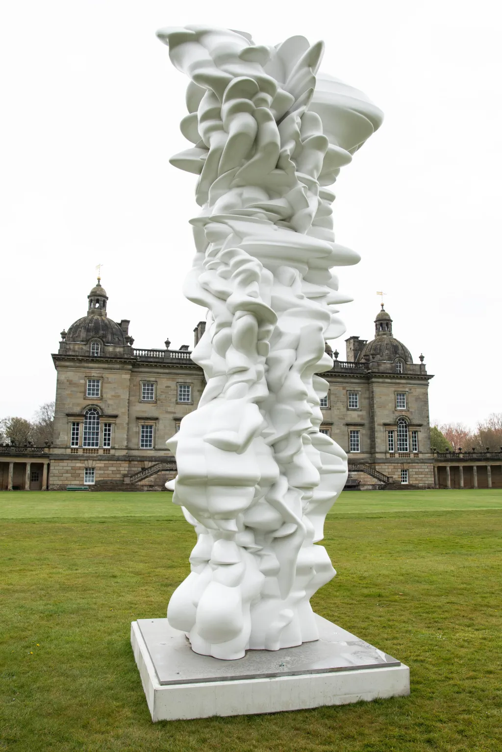 Anglické panství Houghton Hall v Norfolku připravilo ve spolupráci se sochařem Tonym Craggem souhrnnou výstavu jeho děl