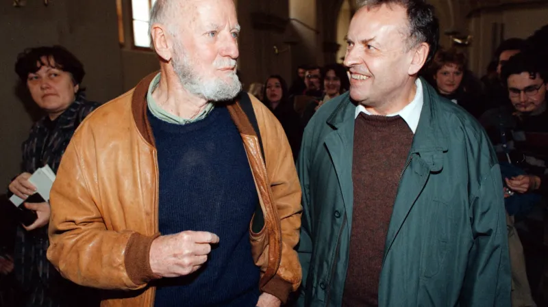 Lawrence Ferlinghetti hovoří s Karlem Srpem v roce 1998