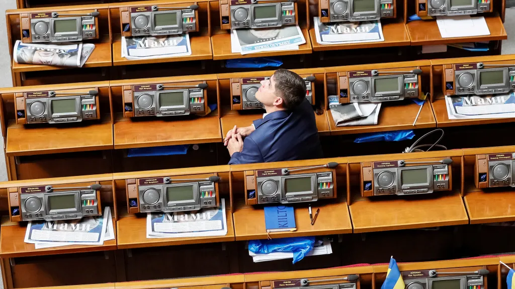 Ukrajinský poslanec před zahájením zasedání parlamentu