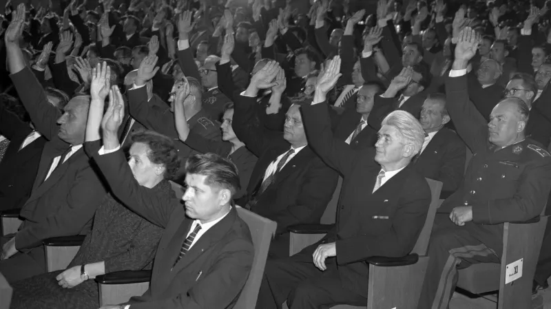 Poslanci Národního shromáždění hlasují o přijetí nové ústavy