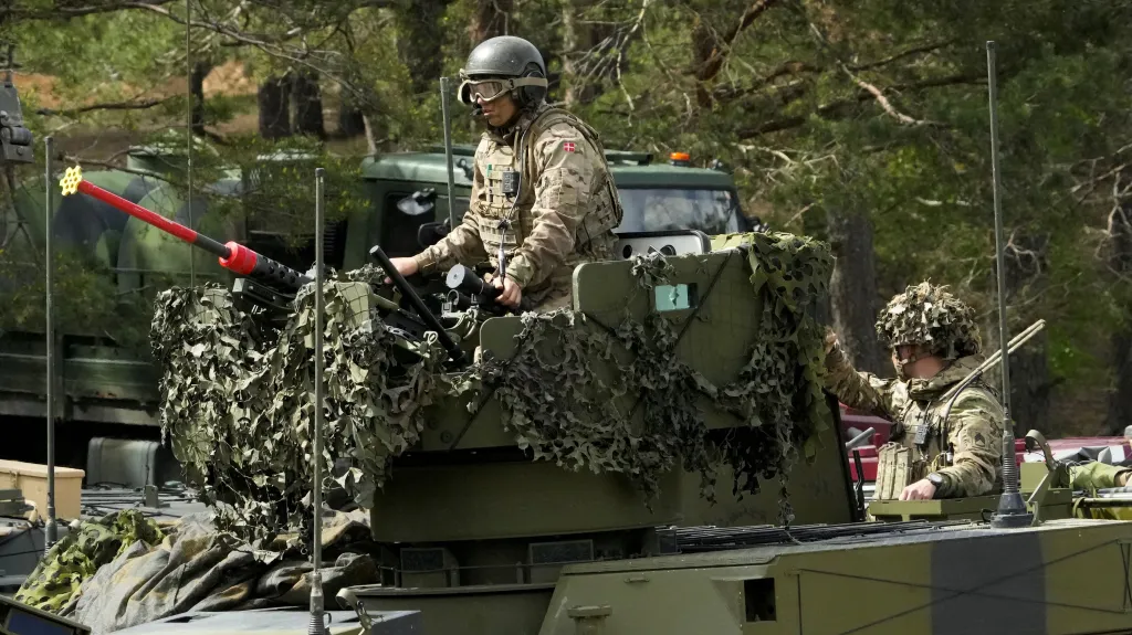 Dánští vojáci se švýcarskými vozidly Piranha na cvičení NATO v Lotyšsku – ilustrační foto