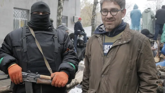 Americký novinář Simon Ostrovsky vedle proruského radikála