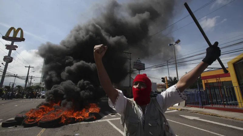 Stavění barikád v Hondurasu