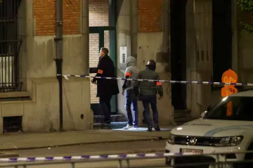 Po střelbě v centru Bruselu zemřeli dva švédští fanoušci, útočník je na útěku