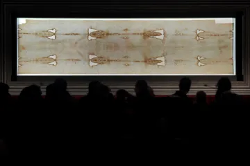 Bílá sobota v Kristově rubáši. Katolická církev kvůli pandemii vystavila Turínské plátno on-line