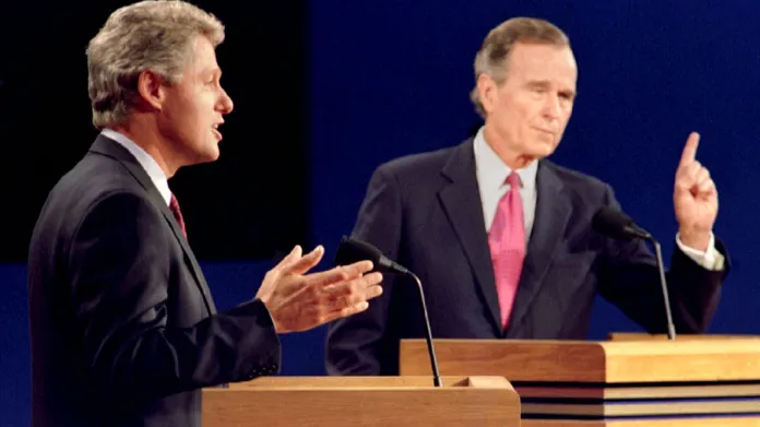 Clinton a Bush během předvolební debaty v říjnu 1992