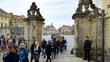 Davy lidí proudí na Pražský hrad
