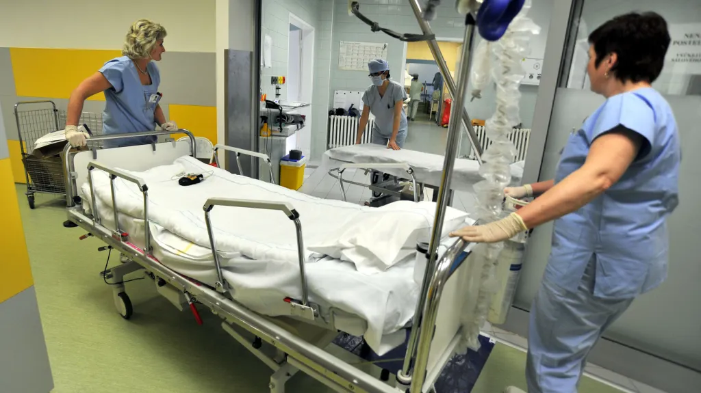 Úrazová nemocnice zruší dvacet pět chirurgických lůžek