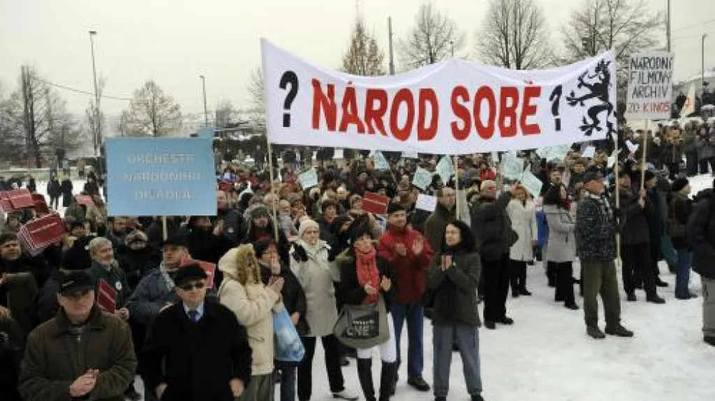 Češi demonstrují proti úsporným opatřením vlády