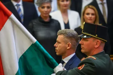 „Nebudu vládnout, ale sloužit.“ Magyar se stal maďarským premiérem