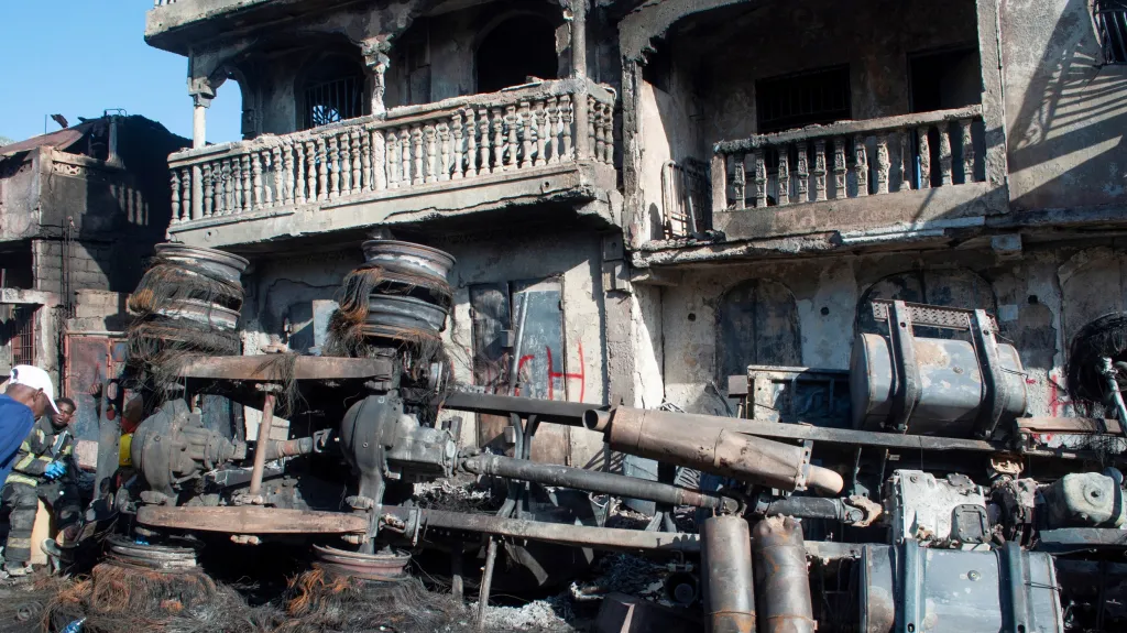 Následky požáru cisterny s palivem v Cap-Haitien