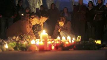 Lidé v Sionu zapalují svíčky za oběti autobusové nehody