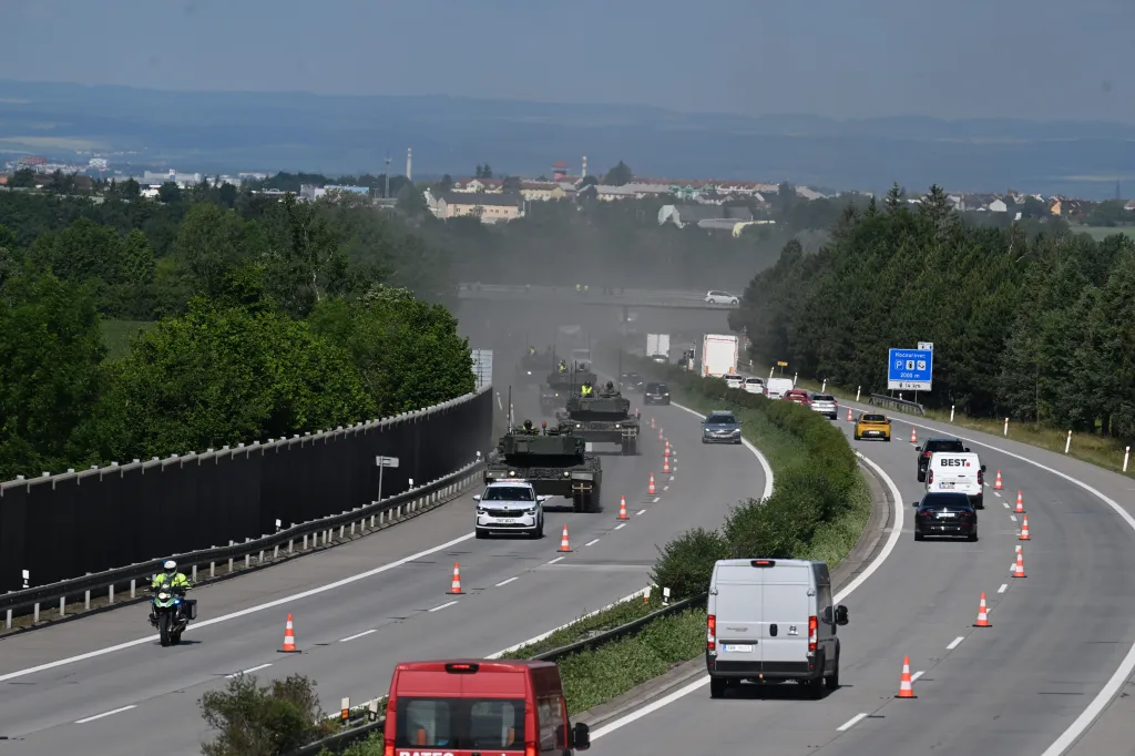 První armádní výcvik přesunu devíti tanků Leopard 2A4 a jednoho vyprošťovacího vozidla po dálnici D35 z posádky v Přáslavicích ve směru k exitu Velký Újezd, 16. června 2026