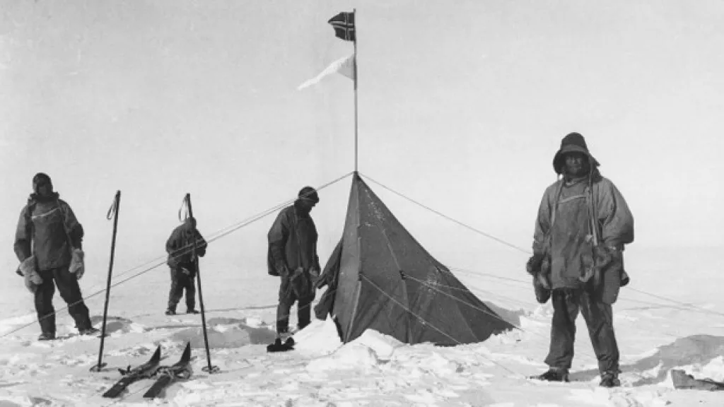 Robert Falcon Scott s týmem před stanem, který na jižním pólu zanechali Norové.