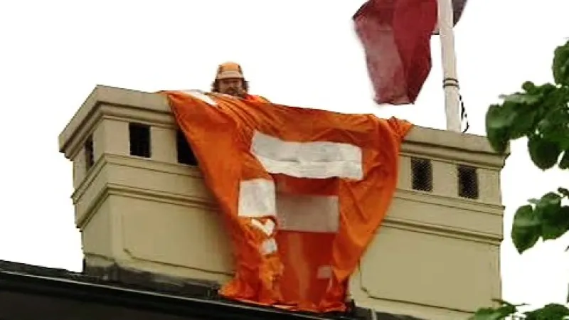 Aktivista Greenpeace na střeše vlády