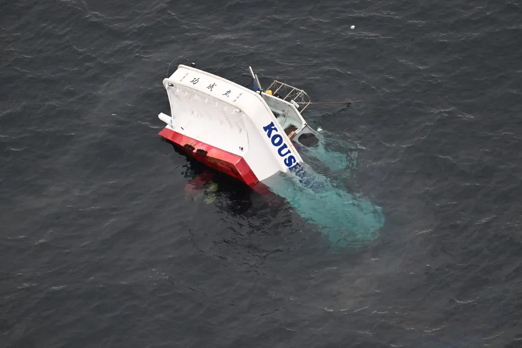 Kapitán nákladní lodi nehodu nahlásil pobřežní stráži, která incident vyšetřuje