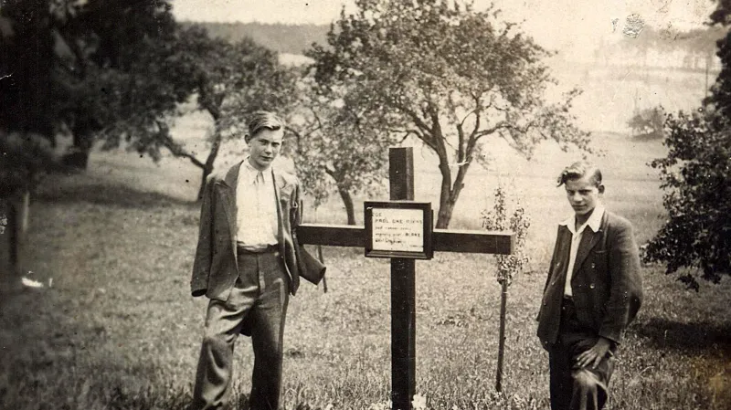 Pomník na místě zavraždění Johna H. Bankse, ovšem s mylnou dedikací