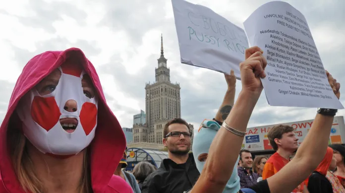 Demonstrace na podporu Pussy Riot ve Varšavě