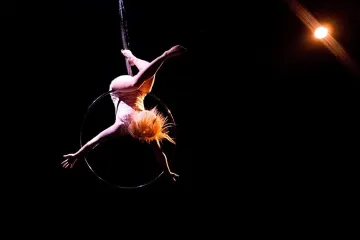 Recenze: Finské hlouposti na Jatkách patří k vrcholům sezony