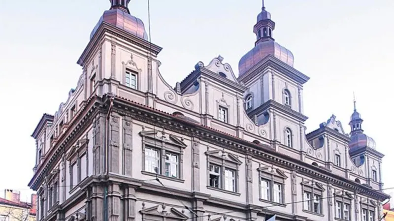 Na pražskou Malostranskou besedu se po víc než sto osmdesáti letech vrátily tři malé věžičky a nově přibyl zvon Václav.