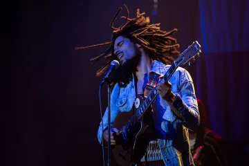 Úplněk svítil a gangsteři, politici i rastafariáni se objímali. Bob Marley chce sjednotit Jamajku i ve filmu
